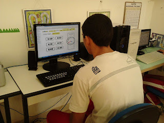 Filipe revisando as horas através do jogo no computador