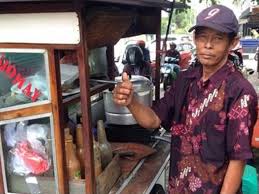 Hanya Jualan Siomay Di Jakarta, Pria Ini Bisa Punya Rumah Dan Sawah Di Kampungnya