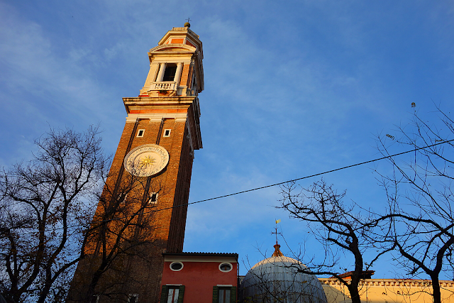 Zvonice, která nechce zabíjet, santi apostoli, legenda, benátky