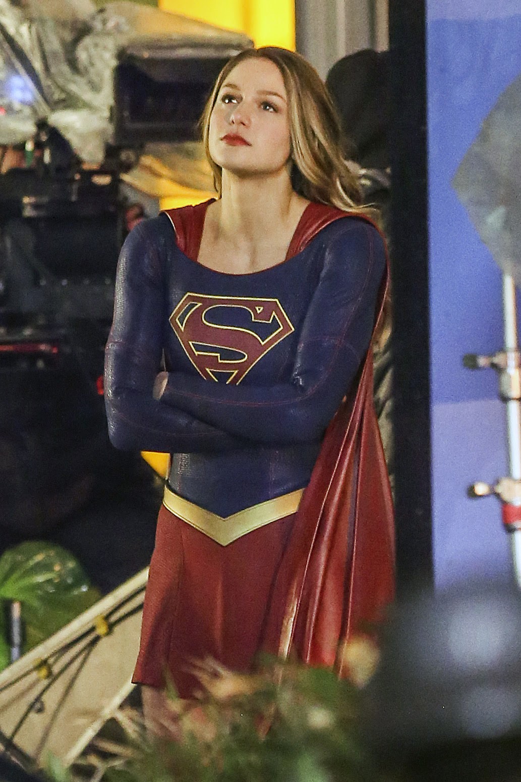 Supergirl スーパーガール シーズン2 の夜間ロケで あいにくの冷たい雨が降っても ガンバるメリッサ ブノワ Cia Movie News