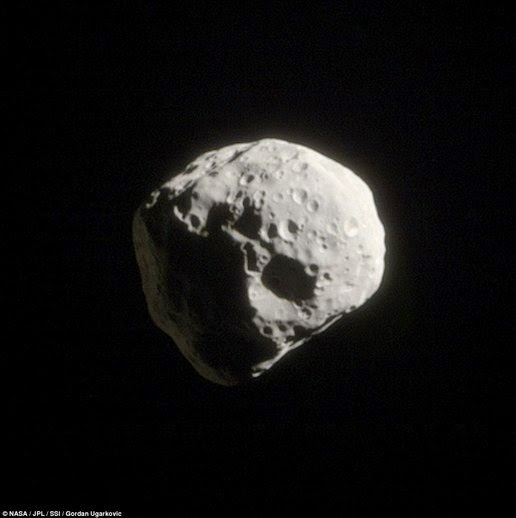 Irregular small moon Epimetheus visible from a distance of 104.500km. This month has a radius of about 130 km, while some of the craters on its surface has a size of 30 km more. Irregular small moon Epimetheus visible from a distance of 104.500km. This month has a radius of about 130 km, while some of the craters on its surface has a size of 30 km more.