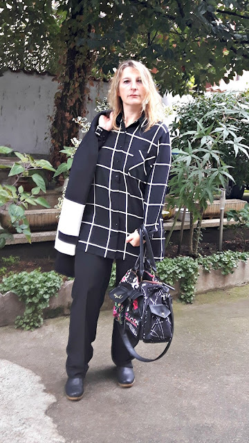 http://it.shein.com/Black-Lapel-Long-Sleeve-Plaid-Pockets-Blouse-p-257276-cat-1733.html