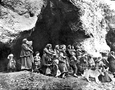 κρυμμένα Γυναικόπαιδα, σε σπηλιά περιοχή Νιγρίτας, το ετος 1912