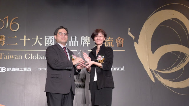 Tefen Tao (right), AVP of Zyxel’s Brand and Marketing Management Division, receives the award from Dr. Ming-Ji Wu (left), Director Genera Tefen Tao (right), AVP of Zyxel’s Brand and Marketing Management Division, receives the award from Dr. Ming-Ji Wu (left), Director Genera