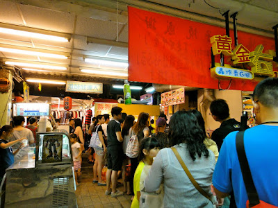 Queue for egg roll at Raohe Night Market Taipei