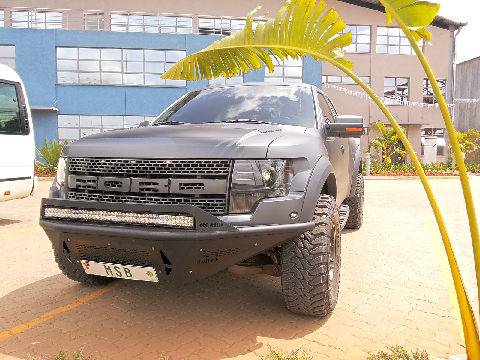 Kenyan auto blog Ford F150 Raptor on Kenyan road's