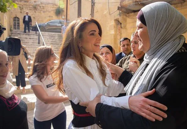 Queen Rania visited St George Church (Kanisa Al Khader) on Al Khader Street in Al Salt. She wore a white blouse