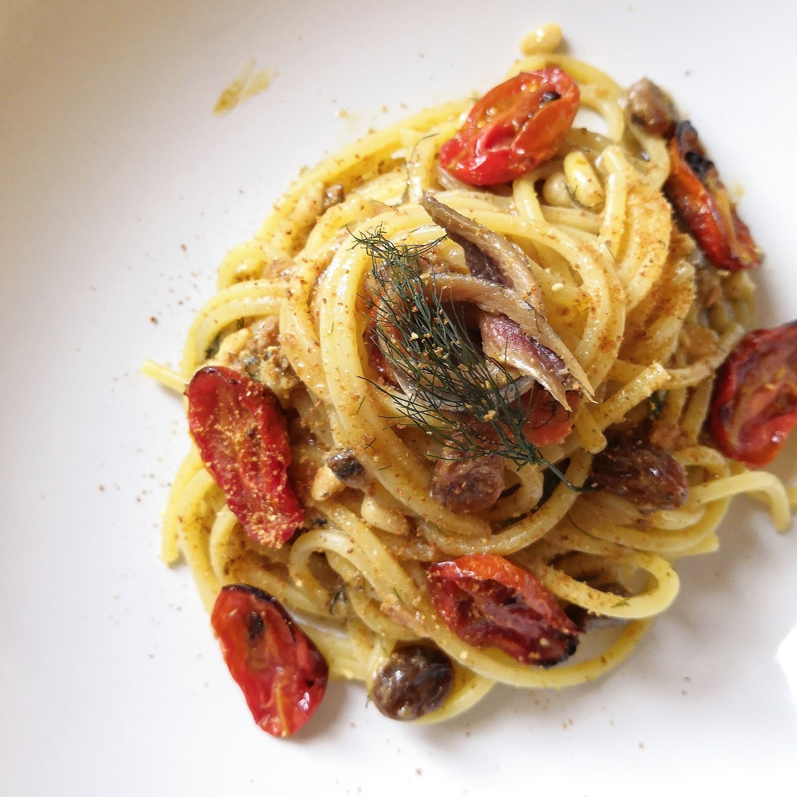 Spaghetti alici, finocchietto selvatico e pomodorini confit