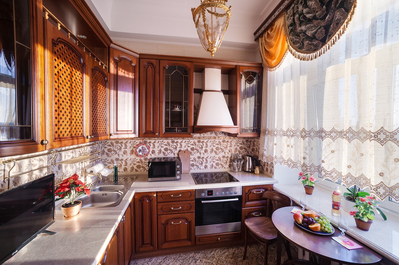 сталинские высотки снять квартиру посуточно. двухкомнатная квартира на баррикаде. триумф палас квартиры интерьер. элитные московские квартиры. квартира с большим балконом.