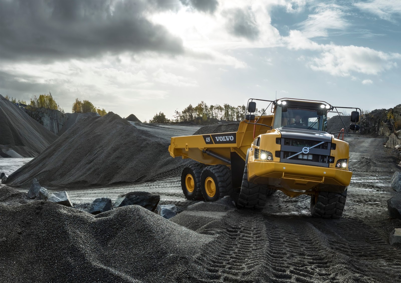 VOLVO CENTAUR - Caminhão Articulado do futuro, O Centaur redesenha o que  conhecemos como Caminhão Articulado. Sua grande inovação está na  independência da Cabine em relação à caçamba, onde o operador