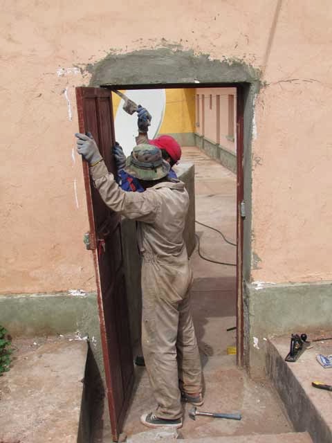 Der Senior unter uns, Don Miguel mit 68 Jahren, repariert verzogene Türen, in der Regenzeit haben wir immer Probleme mit unseren einfachen Holztüren.