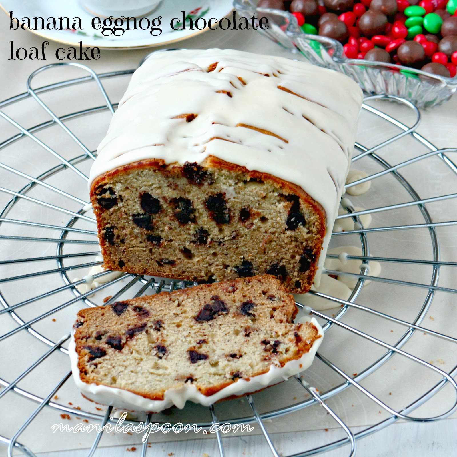 A delicious loaf cake with banana, chocolate and eggnog flavors. Perfect for snacking or with a cup of coffee or tea. Great for Christmas and New Year celebrations! | manilaspoon.com