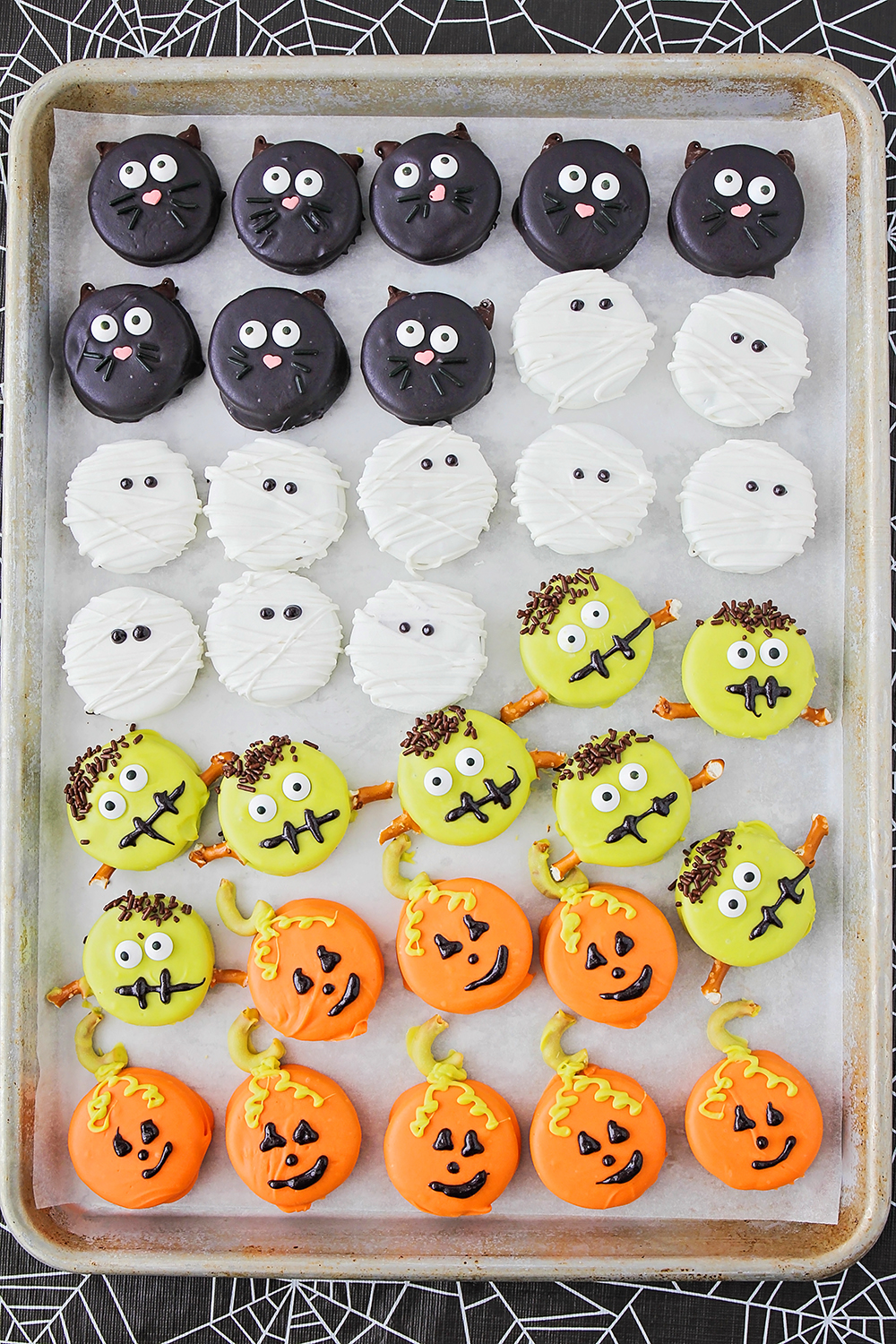 These adorable and delicious Halloween Oreos are so fun to decorate!