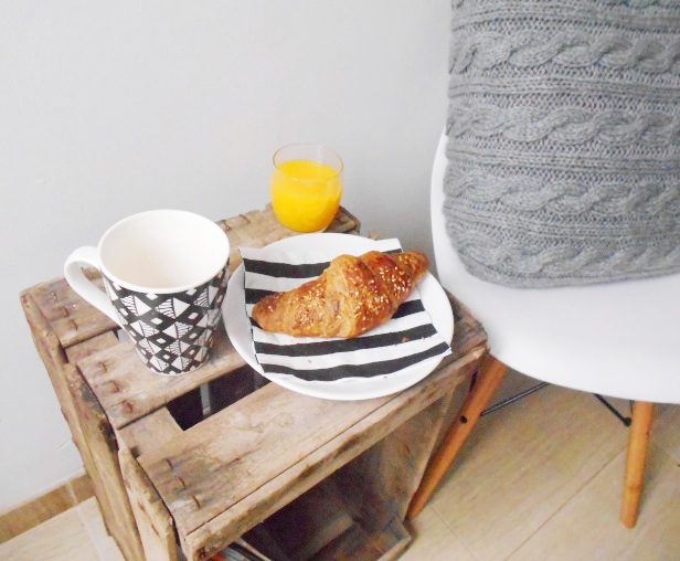 Caja de madera come mesa para desayuno