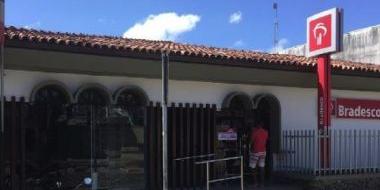 Criminosos arrombam agência do Bradesco em Porto Seguro Criminosos arrombam agência do Bradesco em Porto Seguro