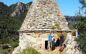 «Παρεκκλήσι», που λατρευόταν έως τώρα από τους «Τούρκους»… τώρα οι Τούρκοι λένε ότι ήταν ο τάφος του αρχαίου Έλληνα διάσημου πυγμάχου Διαγόρα… Εις άγραν τουριστών-αθλητών-χρημάτων… «Παρεκκλήσι», που λατρευόταν έως τώρα από τους «Τούρκους»… τώρα οι Τούρκοι λένε ότι ήταν ο τάφος του αρχαίου Έλληνα διάσημου πυγμάχου Διαγόρα… Εις άγραν τουριστών-αθλητών-χρημάτων…