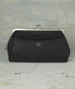 Amy-Winehouse-fred-perry-frame-bag