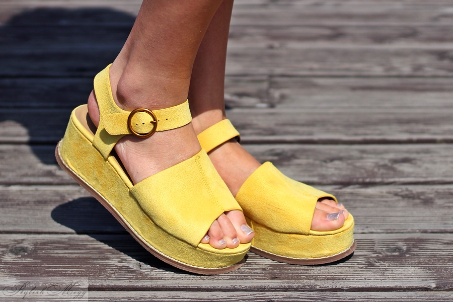 żółte sandały
