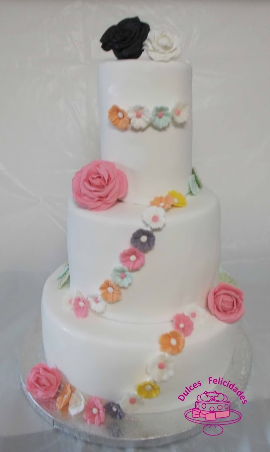 Tarta de tres pisos con flores
