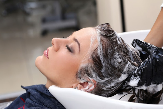 Cách làm tóc không bị bết rụng mùa nắng nóng Cách làm tóc không bị bết rụng mùa nắng nóng
