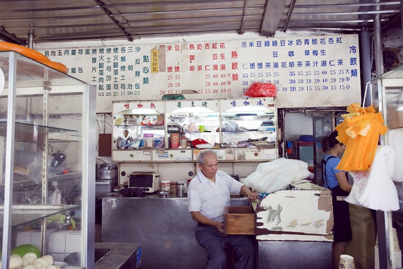 花蓮50年老店小吃美食|廟口紅茶~24H不打烊的鋼管秀