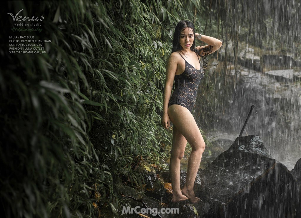 Linh Miu boldly let go of her chest in a set of photos taken under a waterfall photo 1-2