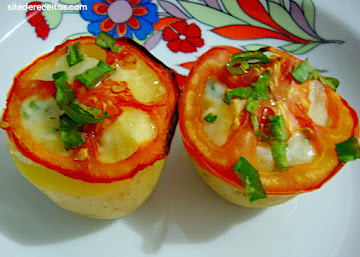 Batatas recheadas com mussarela e cobertura de tomate