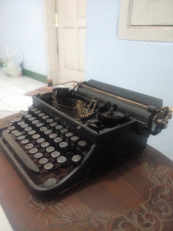 KIOS BARANG ANTIK Mesin Tik jaman kolonial