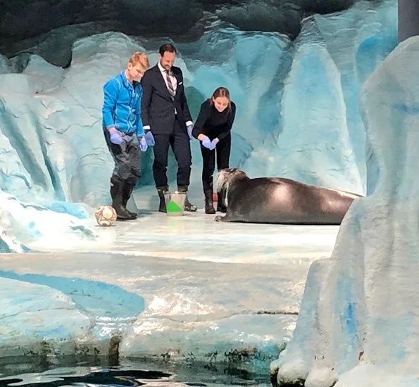 Crown Prince Haakon and Princess Ingrid Alexandra visited Polaria Arctic Aquarium in Tromsø.