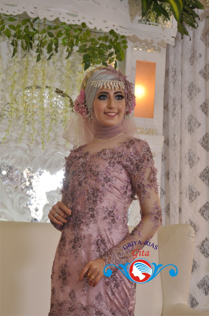  Pengantin muslimah gaun bridal kebaya ungu GITA SALON