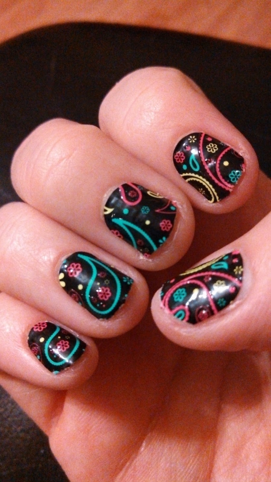 Make It Up Nails Kiss StickOn Strips for nails!