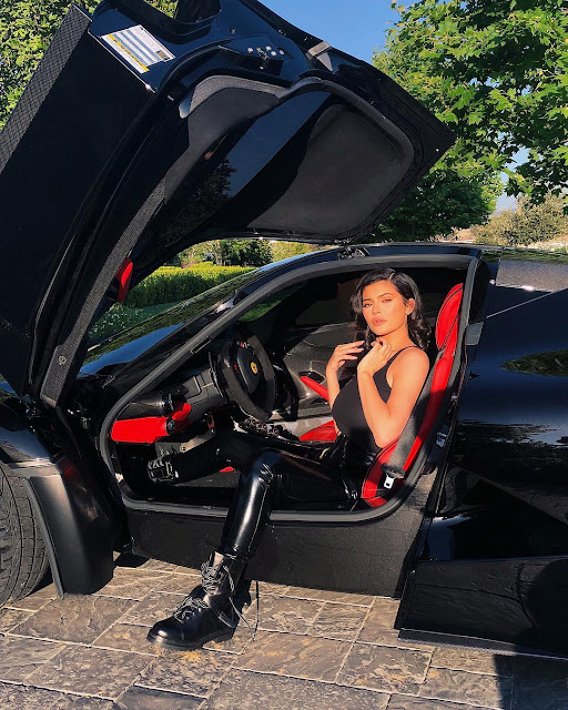Kylie Jenner está de regreso y presumiendo su Ferrari