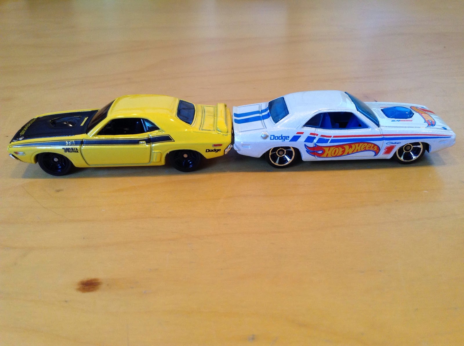Машинка hot Wheels dodge Challenger