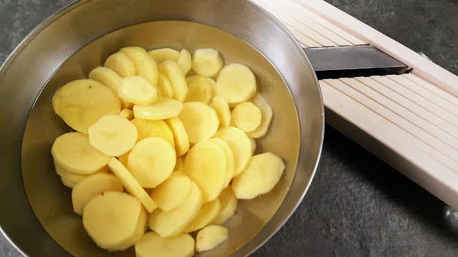 Éplucher et tailler les pommes de terre.