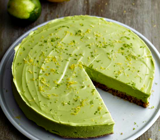 Celebrate St. Patrick's Day without fear with these dye-free and naturally green delicious cakes! Perfect desserts to welcome Spring, too! | manilaspoon.com
