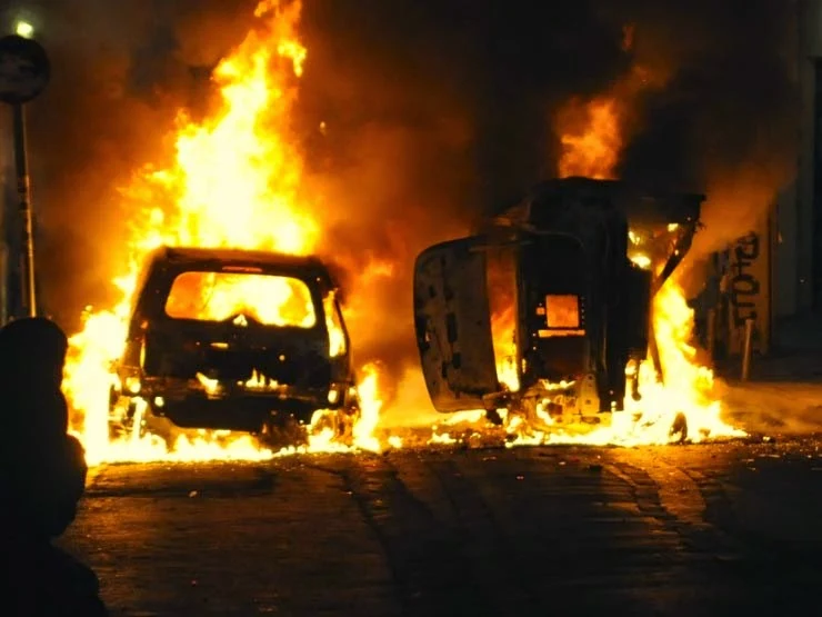 Φωτιές και αναποδογυρισμένα αυτοκίνητα στο κέντρο της Αθήνας μετά την πορεία για τον Ρωμανό (ΦΩΤΟ & ΒΙΝΤΕΟ)