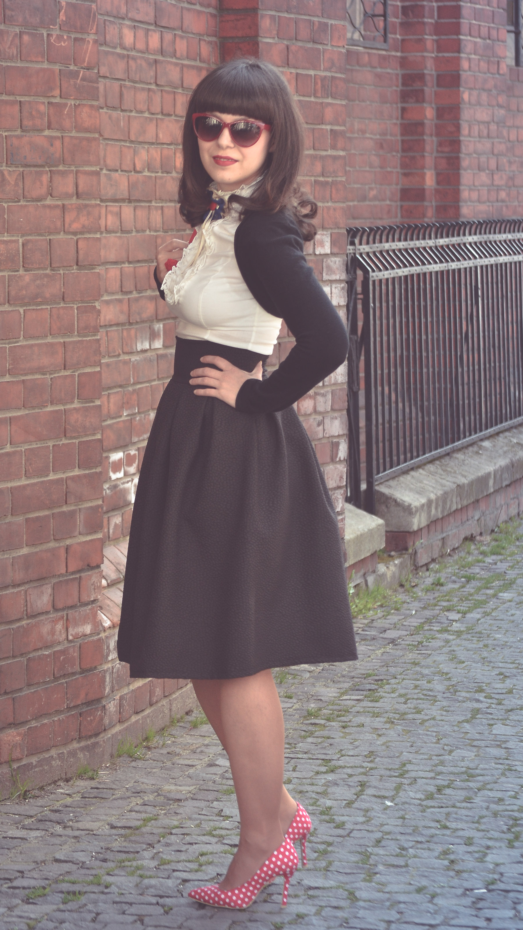 midi puffed up 50s black style skirt vintage style white shirt dotted red heels minnie outfit red purse depurtat