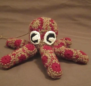 http://translate.googleusercontent.com/translate_c?depth=1&hl=es&rurl=translate.google.es&sl=en&tl=es&u=http://craftyghoul.com/2014/02/16/pentapus-granny-octopus-crochet-pattern/&usg=ALkJrhjqaeXkBBBwzVP0gablT2EOwklPjA