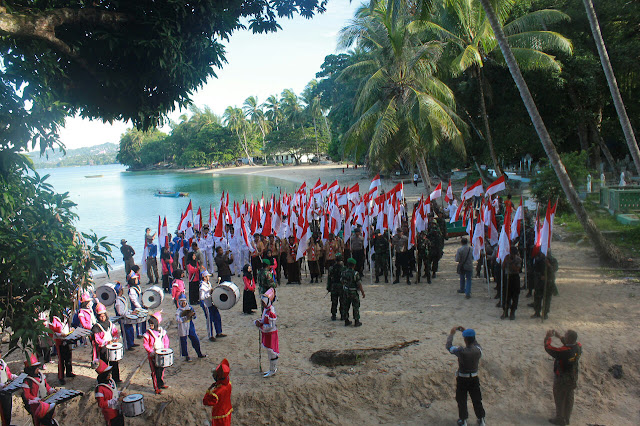 Tim Ekspedisi NKRI bersama masyarakat peringati 53 tahun kembalinya Irian Barat Tim Ekspedisi NKRI bersama masyarakat peringati 53 tahun kembalinya Irian Barat