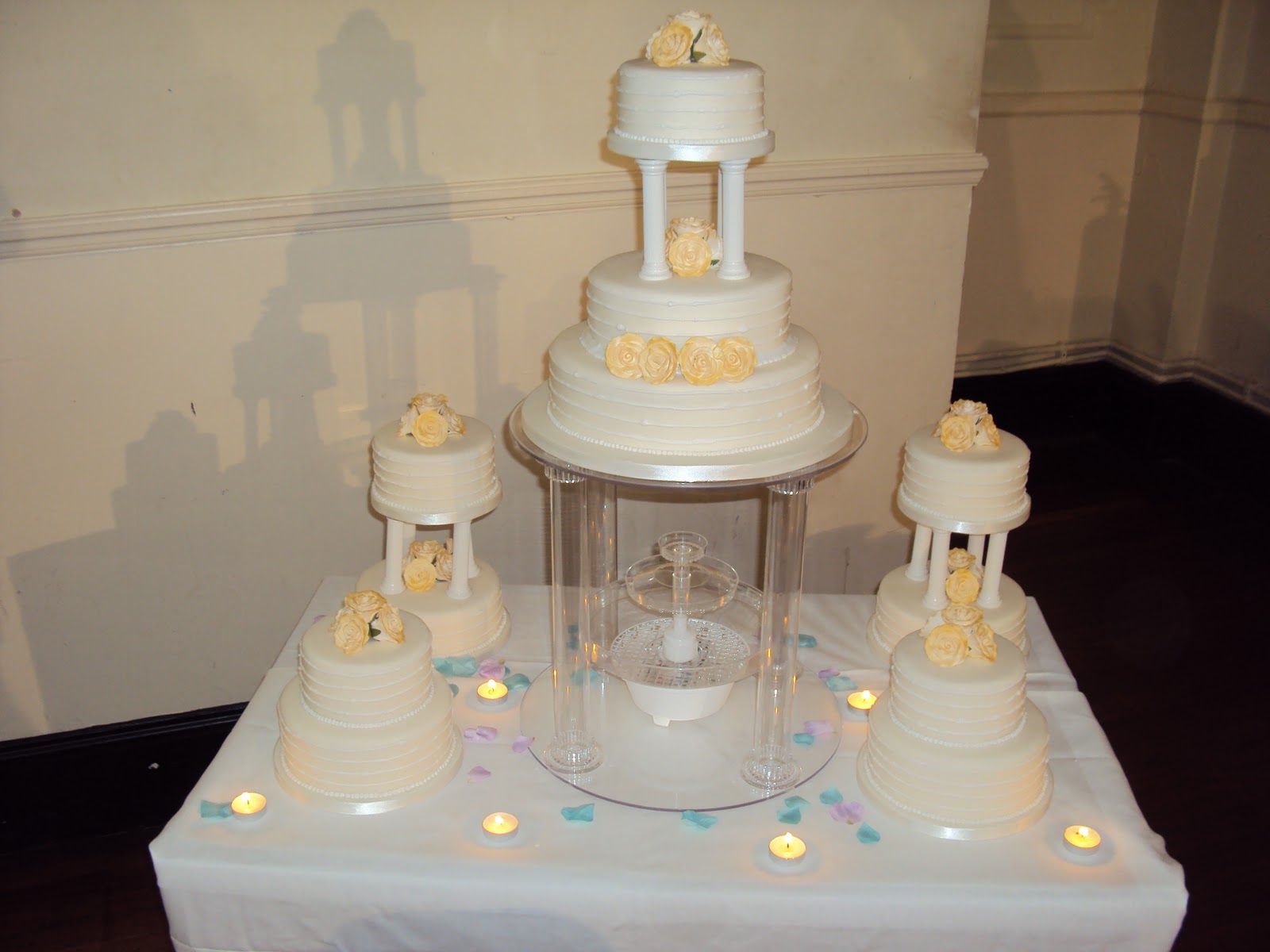 Raspaw Traditional Wedding Cake With Pillars