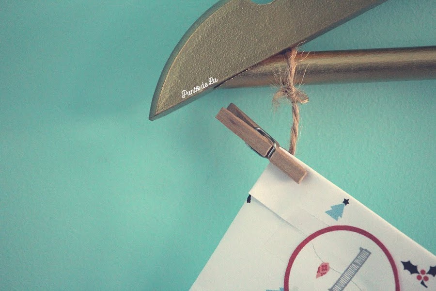 Calendario de adviento con una percha