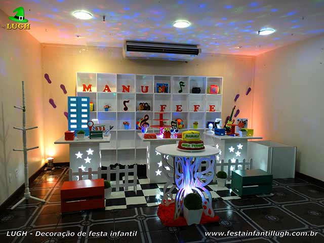 Decoração infantil tema D.P.A em mesa provençal com escaninhos