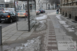 © hamburgize.com / Stefan Warda - "Geräumter Radweg" Gorch-Fock-Wall Winterdienst: "Geräumter Radweg" Gorch-Fock-Wall / Stephansplatz