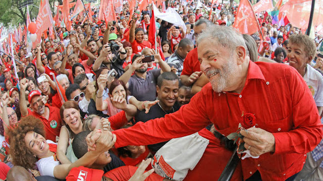 Resultado de imagem para lula nos braços
