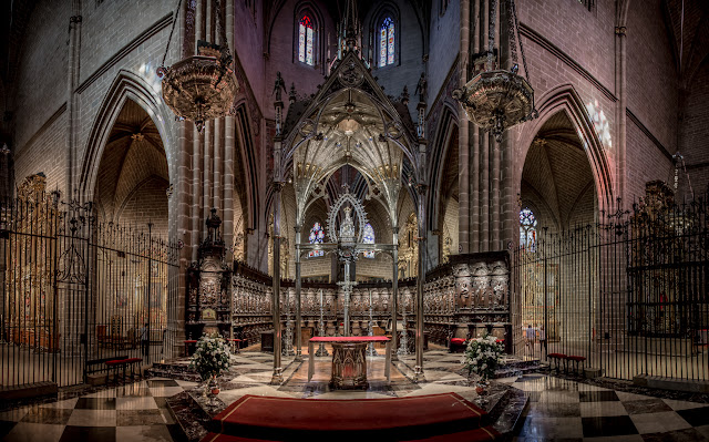 Presbiterio con el baldaquino neogótico y la talla de la Virgen del siglo XII :: :: Panorámica 9 x Canon EOS 5D MkIII | ISO1600 | Canon 24-105 @24mm | f/4.0 | 1/25s