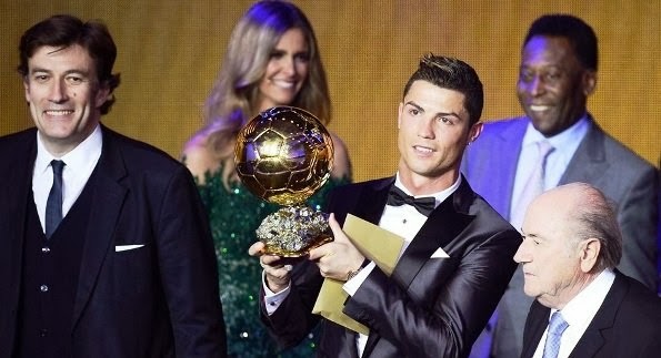 Cristiano Ronaldo é o melhor do mundo em 2013. E com o prêmio