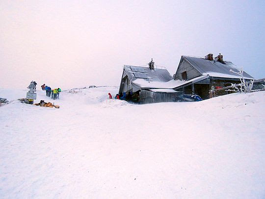 Schron Chatka Puchatka na Połoninie Wetlińskiej (1215 m n.p.m.) Schron Chatka Puchatka na Połoninie Wetlińskiej (1215 m n.p.m.)