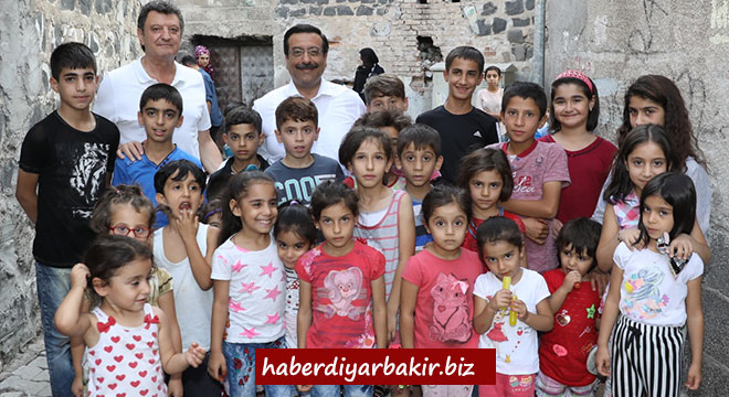 Cumali Atilla'dan Diyarbakır Sur'a ziyaret Cumali Atilla'dan Diyarbakır Sur'a ziyaret