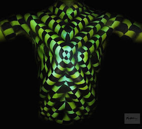 03-Natalie-Fletcher-Optical-Illusions-in-Body-Painting-www-designstack-co