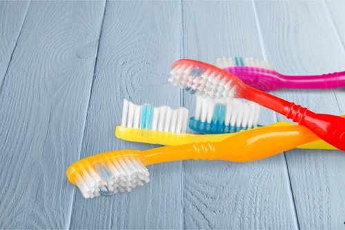 Les jeunes filles avec les taches de rousseur sur tout à la personne
